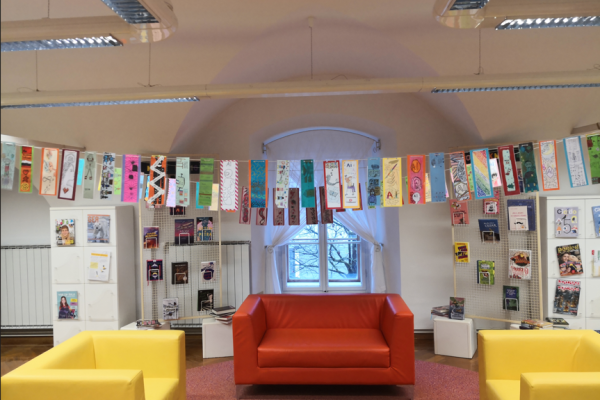 Razstava novih knjižnih kazalk idrijskih osnovnošolcev v Mestni knjižnici in čitalnici Idrija