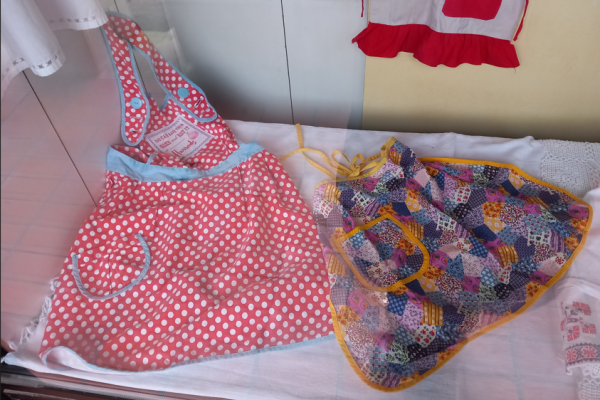 Razstava (starih) predpasnikov v Knjižnici Spodnja Idrija